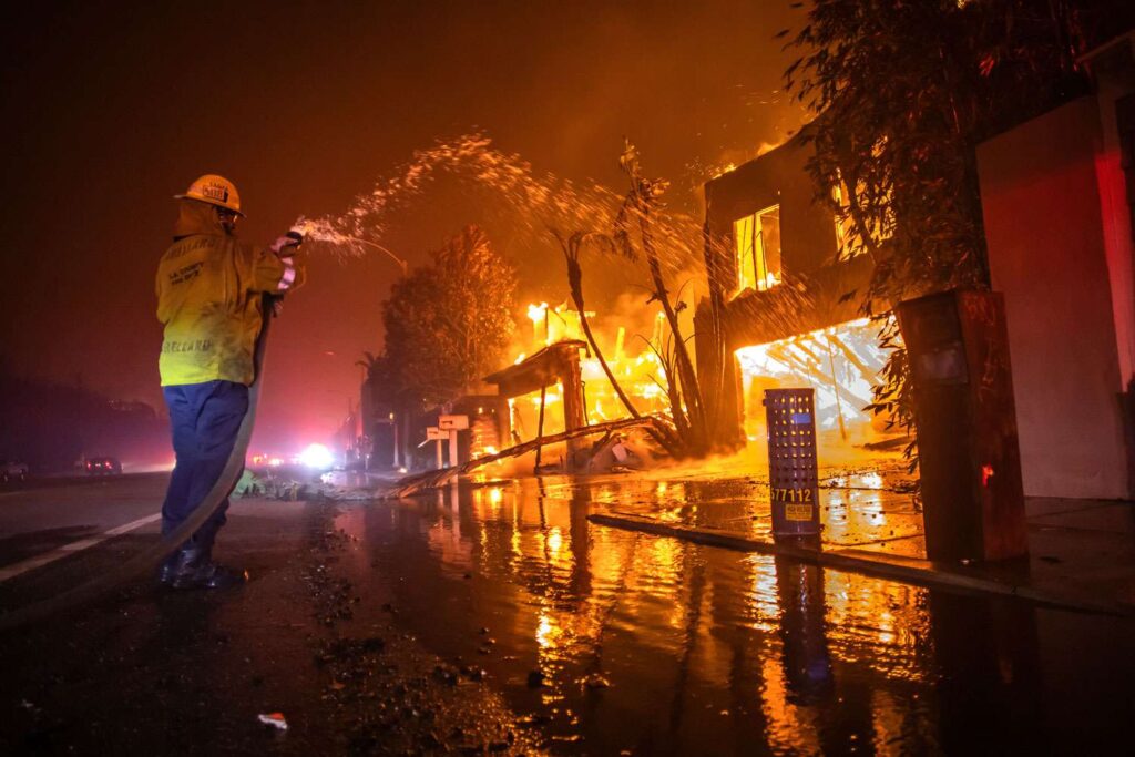 Los Angeles fire: एक बढ़ता हुआ संकट Los Angeles fire: एक बढ़ता हुआ संकट
