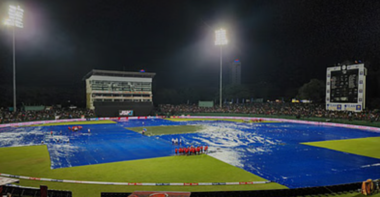 RCB vs CSK IPL 2025: बारिश हो सकती है मैच में खलल, RCB की टॉप स्पॉट की चाहत।
