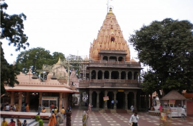 उज्जैन के महाकालेश्वर मंदिर में भीषण आग लगने से हड़कंप, दर्शन रोके गए।