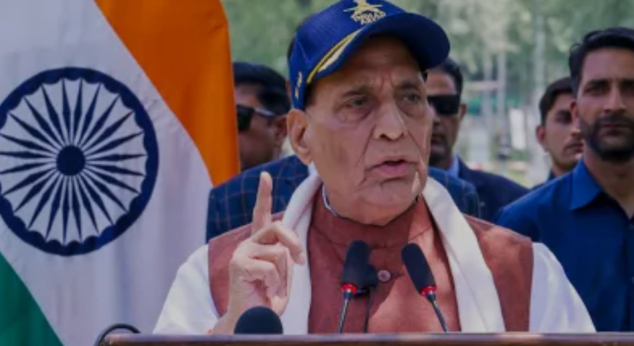 रक्षा मंत्री राजनाथ सिंह ने भुज एयरबेस का दौरा किया, वायुसेना के जांबाजों को किया सलाम । Operation Sindoor, India-Pakistan Border, Indian Air Force रक्षा मंत्री राजनाथ सिंह ने भुज एयरबेस का दौरा किया, वायुसेना के जांबाजों को किया सलाम । Operation Sindoor, India-Pakistan Border, Indian Air Force