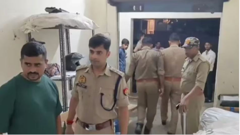 वाराणासी में नौकरी को लेकर  हुए विवाद :-